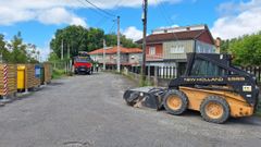 Maquinaria para arreglar un vial en O Pereiro de Aguiar.