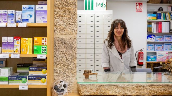 Mari�a B�a, de 33 a�os y natural de Mora�a, en la botica que acaba de comprar en Carballedo (Cotobade).