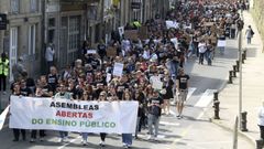 Parte de la manifestaci�n por la educaci�n p�blica gallega que este martes recorri� las calles de Santiago