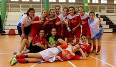 Las cadetes posando con el trofeo de campeonas de Espa�a. 