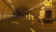 Los obreros trabajando en el túnel de Pedrafita el pasado día 23 de abril