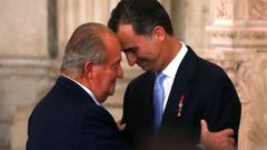 Juan Carlos I abraza a su hijo Felipe VI en el da de su abdicacin, el 18 de junio del 2014