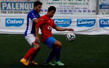 El redondelano Lucas intenta frenar al Den�s, que fue decisivo con su jugada en el gol. 