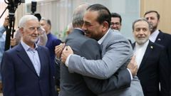 El presidente de Ir�n, Masoud Pezeshkian, abraza al mariscal de campo pakistan� Asim Munir, mediador en las negociaciones, en Teher�n