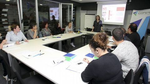El aula de Cofer est� habitualmente llena de alumnos de todo tipo, tanto desempleados como trabajadores del sector. Muchos se quedan en reserva esperando su turno.