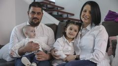 Noelia y Jos� recibiron a axuda � natalidade de Rois polo nacemento dos seus fillos