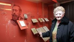 La bisnieta de Curros Enr�quez ante el retrato del escritor en la Casa dos Poetas