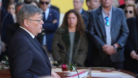 El expresidente de la Generalitat valenciana, Ximo Puig, interviene este lunes durante la capilla ardiente del escritor y periodista Fernando Delgado.