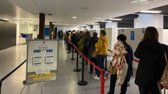 Cola de personas citadas para vacunarse en el HULA de covid y de gripe