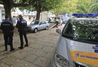 Polic�as locales ayer en el Cant�n, donde controlaron infracciones de estacionamiento. 