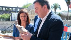 Mar�a Barral y Valent�n Gonz�lez Formoso, visitando O Pasatempo