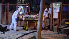 Personal del servicio de emergencia evac�an a uno de los heridos de la residencia de mayores Fuente del Rey