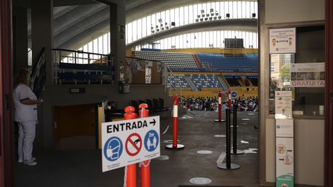 Los alumnos esperan en el interior del Palacio de los Deportes para realizar el examen de la EBAU