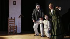 Un momento da representacin de Cousas pola compaa teatral Os Quinquillns