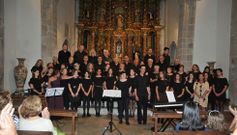 La Coral Polif�nica de Ribadeo, ayer con medio centenar de integrantes, ofreci� anoche su concierto con la iglesia abarrotada. 
