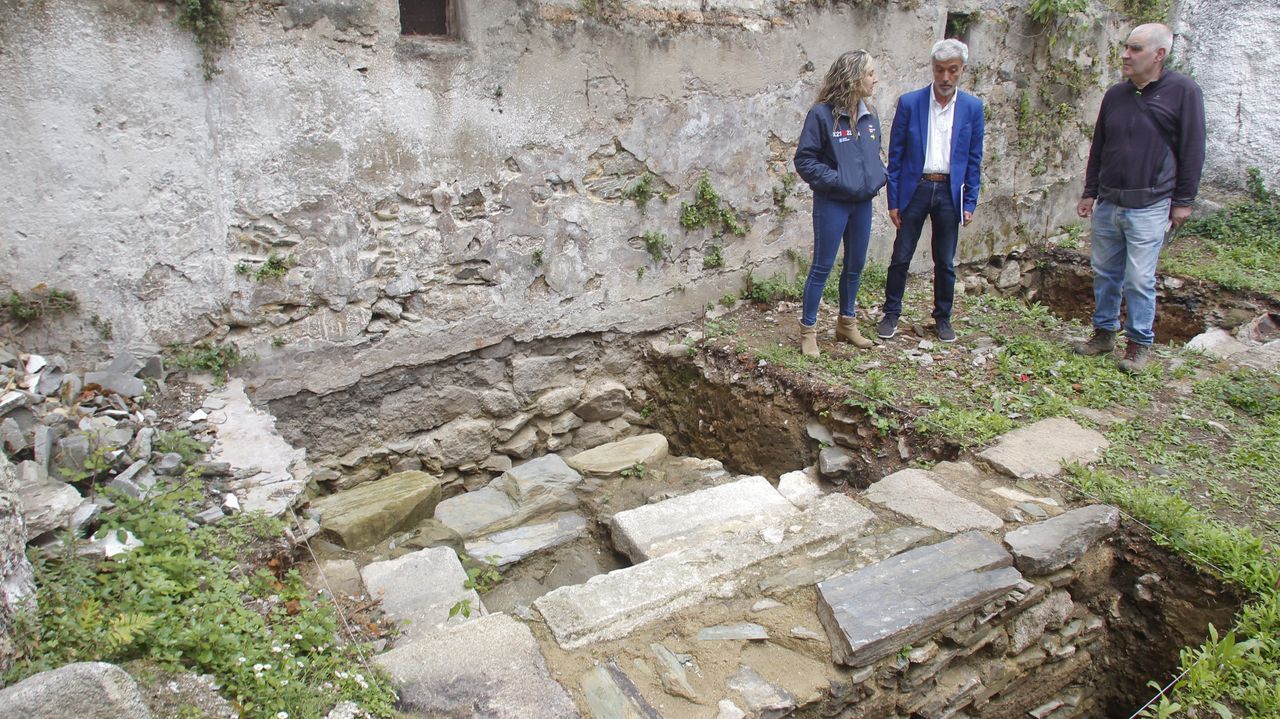 Los restos de la muralla en Ferrol Vello podrían integrarse en un local ...