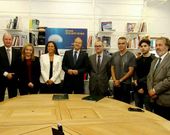 El rector y el conselleiro, en el centro, con el director de la Escola y un alumno, a su derecha. 