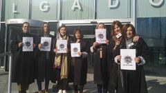 Concentraci�n de los letrados judiciales que este viernes estaban de servicios m�nimos en Ourense pero secundando la huelga