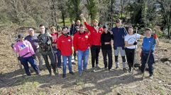 Los responsables de la empresa Forestalis, en el centro y de rojo, con la cuadrilla que estos d�as trabaja en Tenorio (Cotobade). 
