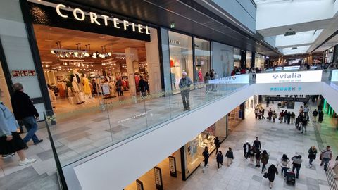 Imagen de archivo del interior del centro comercial Vialia