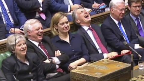 El v�deo muestra que David Davis prefiri� quedarse al lado de May en vez de ir a negociar a Bruselas