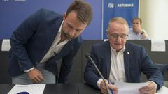 El secretario general del PP de Asturias, �lvaro Queipo (i), y el portavoz del PP, Diego Canga (GPP), durante la Junta Directiva Regional del partido