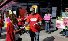 La plataforma contra los abusos bancarios se concentraron ayer ante la sede del Banco Popular.