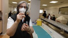 Una sanitaria prepara una vacuna contra el coronavirus en el Hospital P�blico de A Mari�a