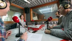 Mar�a Xos� Alfonso, durante a entrevista en Radio Voz, xunto a Manuel Dieste, Moncho Ares e Javier Romero.<span lang= es-es > </span>