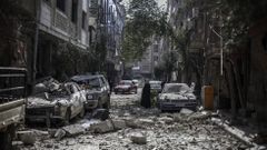 Restos de los desperfectos provocados por un ataque a�reo de las fuerzas leales a Bachar al Asad en Douma a las afueras de Damasco.