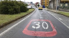 Se�alizaci�n horizontal de la limitaci�n a 30 kil�metros por hora en la carretera de Catabois.