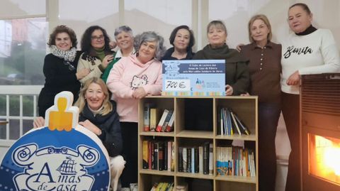 Integrantes de Amas de Casa que montaron el mercadillo solidario