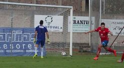 Recam�n bate al exourensanista Manu T�boas desde el punto de penalti. 