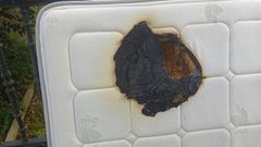 El colch�n result� afectado por el fuego.