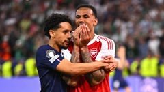 Gabriel, do Arsenal, consolado por Marquinhos, do Paris Saint-Germain, tras fallar un penalti.
