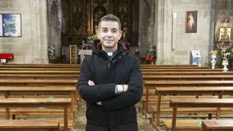Marcos Torres lleva seis meses al frente de la parroquia de Melide.