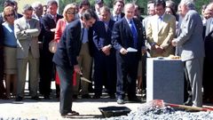 Aznar y Fraga colocando la primera traviesa del futuro tren de alta velocidad