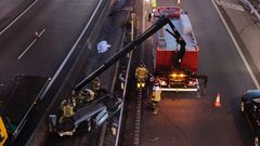 El Peugeot en el que viajaban los j�venes qued� volcado en la mediana de la autopista tras chocar contra el pilar de un puente