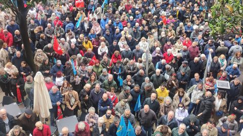 Militantes y simpatizantes socialistas se concentran ante la sede de la FSA-PSOE en Oviedo para apoyar a Pedro Snchez