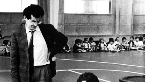El empresario Manuel Peleteiro Ramos, en una imagen de archivo de finales de los a�os 80, en uno de los patios del colegio en el Ensanche compostelano