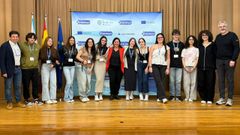 A eurodeputada Ana Miranda (no centro da imaxe) cos embaixadores j�nior do Parlamento Europeo no colexio de Josefinas