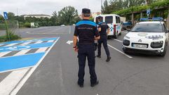 Una patrulla de la Polic�a Local vigila, este lunes, la entrada al estacionamiento del Parque dos Condes