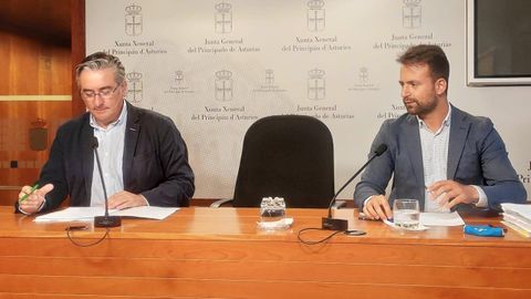 Los diputados del PP en la Junta General Pablo Gonz�lez y �lvaro Queipo