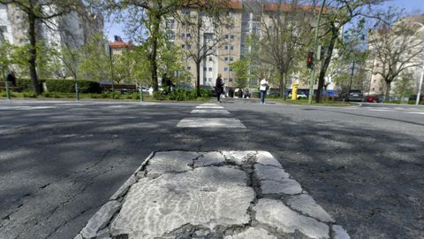 Mal estado del asfalto en Salvador de Madariaga, 