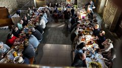 Unas 70 personas acudieron a la comida en el centro social de Cabanet�n