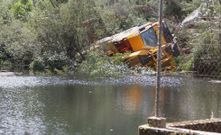 El veh�culo pesado se precipit� ladera abajo y fue a parar a un embalse del r�o Calvar, un afluente del Anll�ns. 