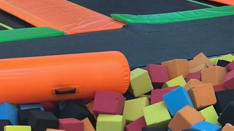 El herido impact� contra el suelo al saltar en la piscina de cubos de espuma