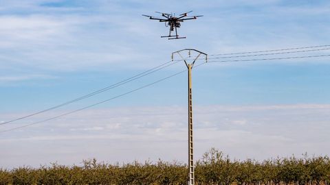 Un dron puede volar hasta diez kil&oacute;metros desde el operador.