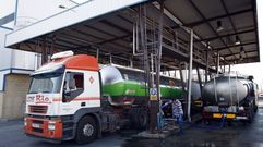 Imagen de archivo de camiones cisterna en la planta de Euroserum en Monforte