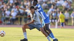 Dani Gonz�lez pelea por el bal�n con un futbolista del Fabril en un partido amistoso del primer equipo del Racing de Ferrol del pasado verano